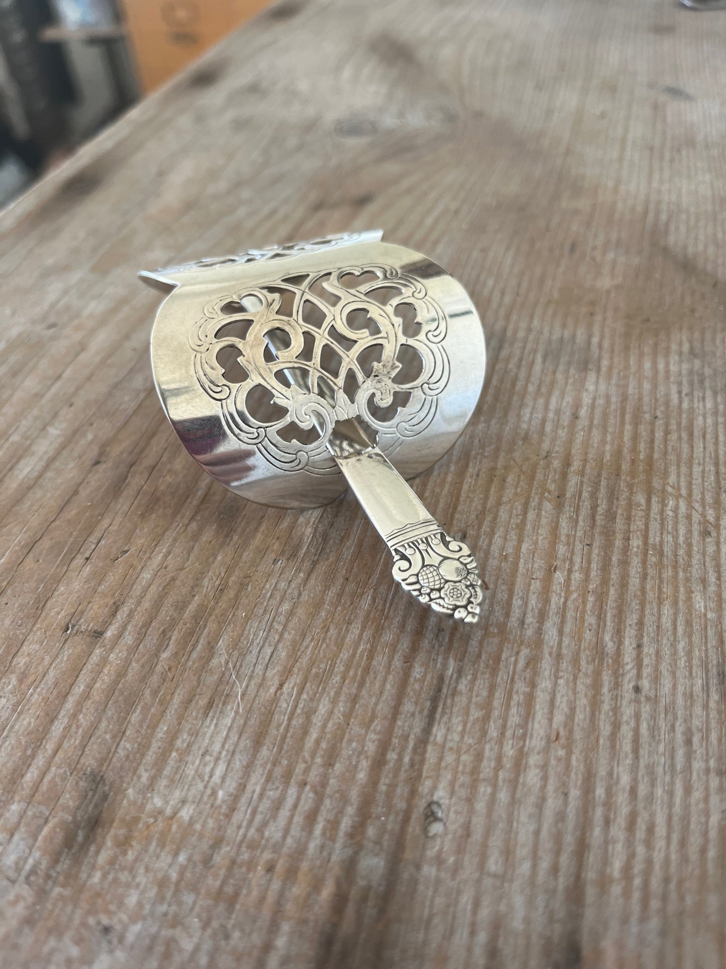 Close up detail of King Cedric Spoon stick portion of cake server hair barrette