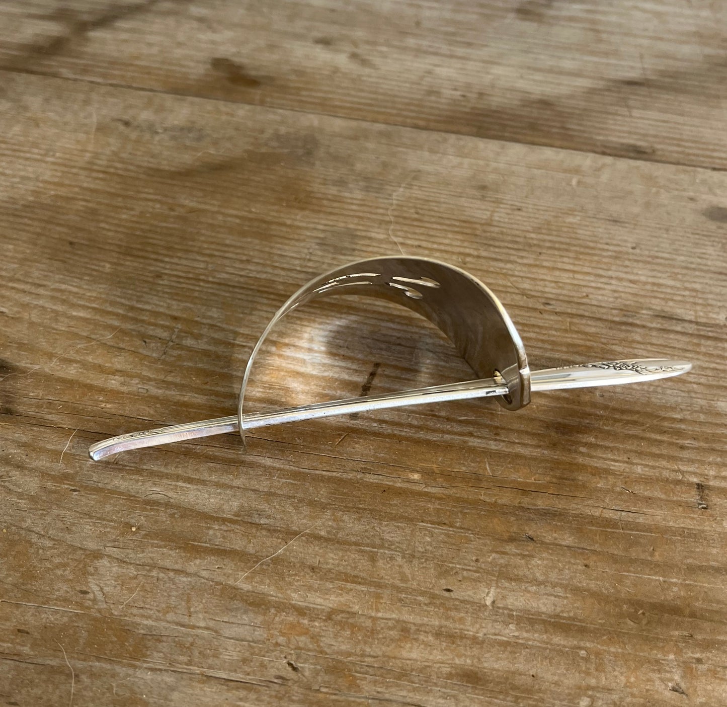 Cake Server Hair Barrette - QUEEN BESS - #5585