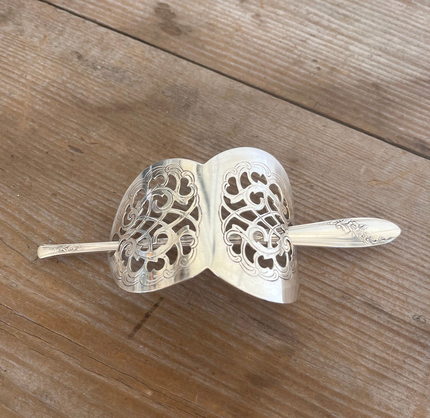 Cake Server Hair Barrette - QUEEN BESS II - #5801