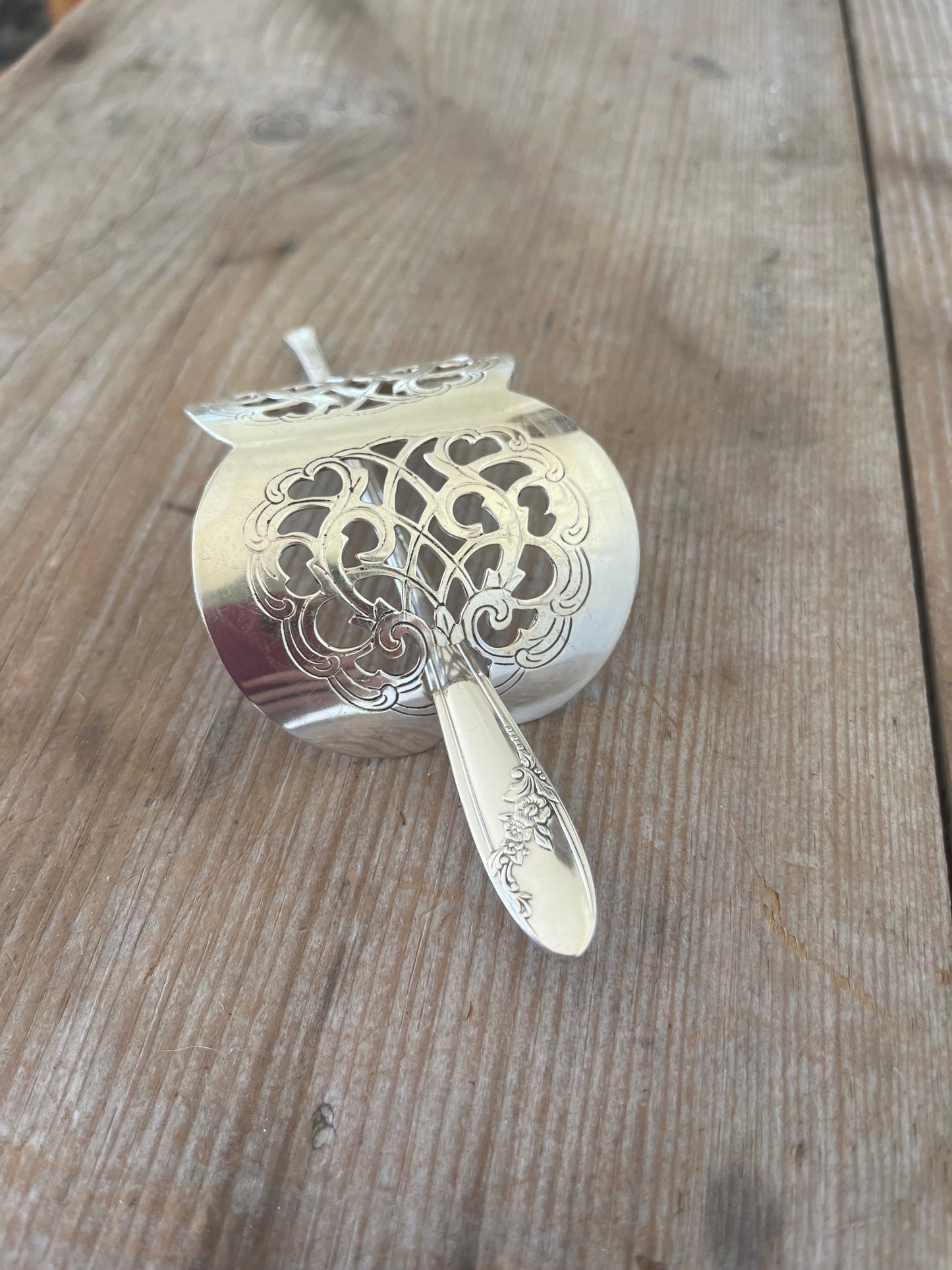 Cake Server Hair Barrette - QUEEN BESS II - #5801