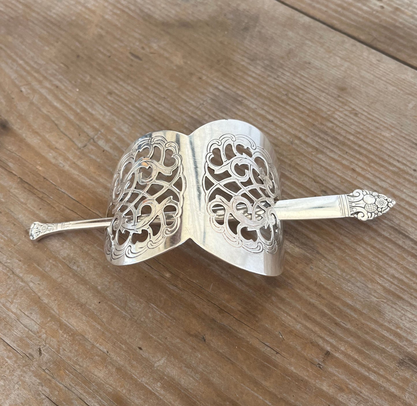Upcycled silverware hair barrette showing curved cake server design and stick detail