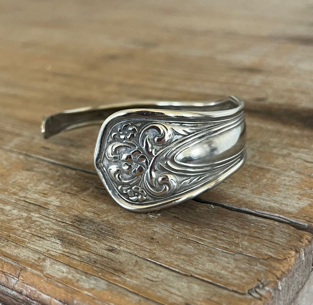 Detail view of Edwardian spoon cuff bracelet handcrafted from 1910 William Rogers silverplate - upcycled vintage silverware bracelet - Laughing Frog Studio

Image 2