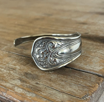 Detail view of Edwardian spoon cuff bracelet handcrafted from 1910 William Rogers silverplate - upcycled vintage silverware bracelet - Laughing Frog Studio

Image 2