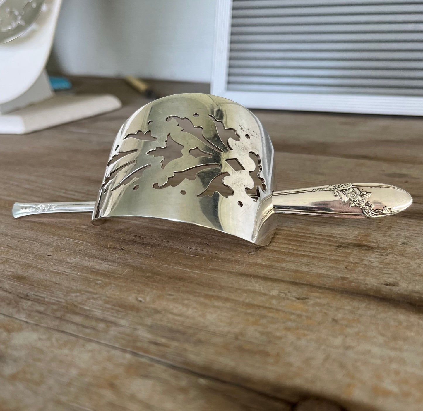 Cake Server Hair Barrette - QUEEN BESS - #5685