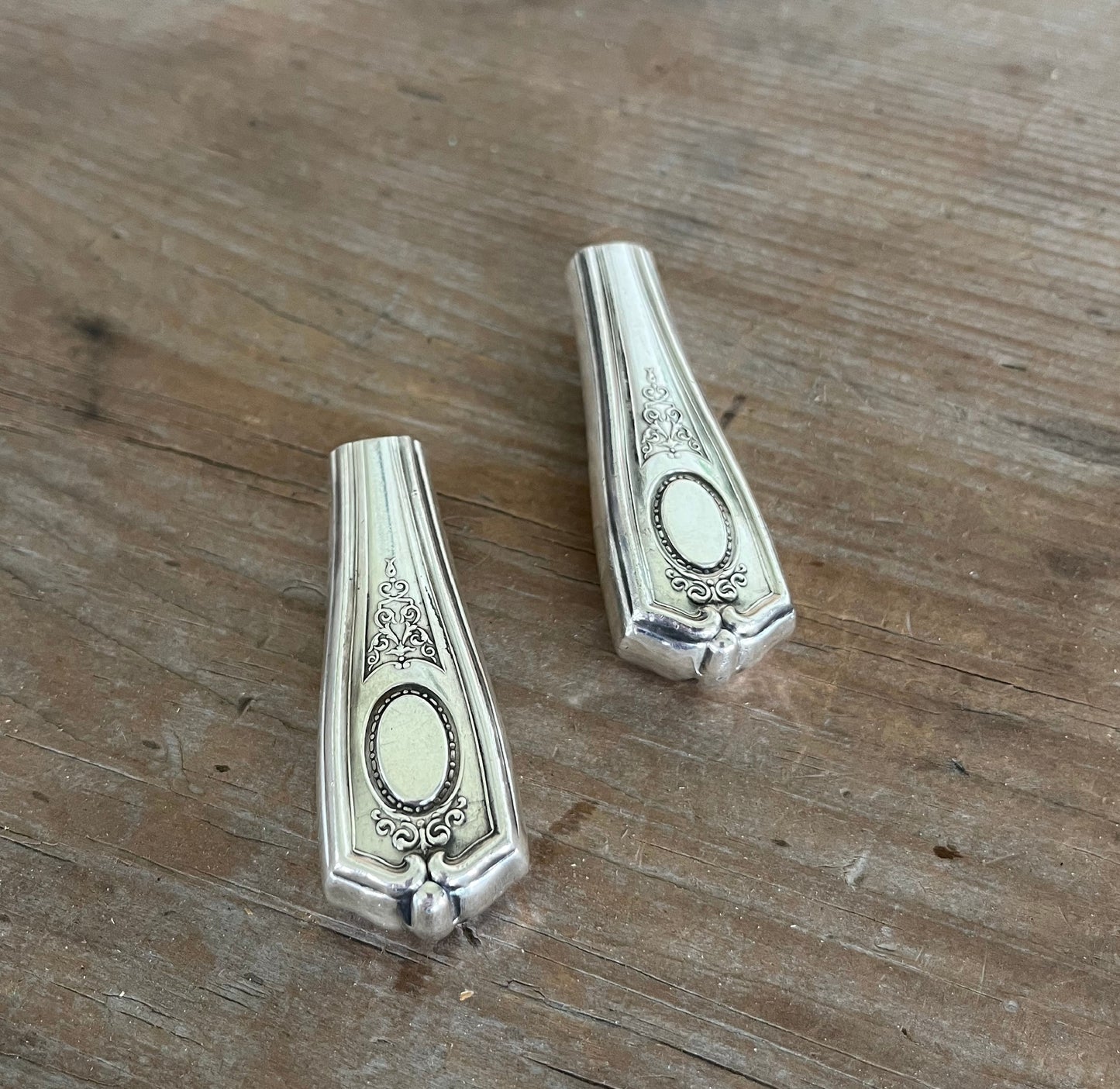 Detailed view of Handmade LOUIS XVI knife vase or boutonniere holder - 