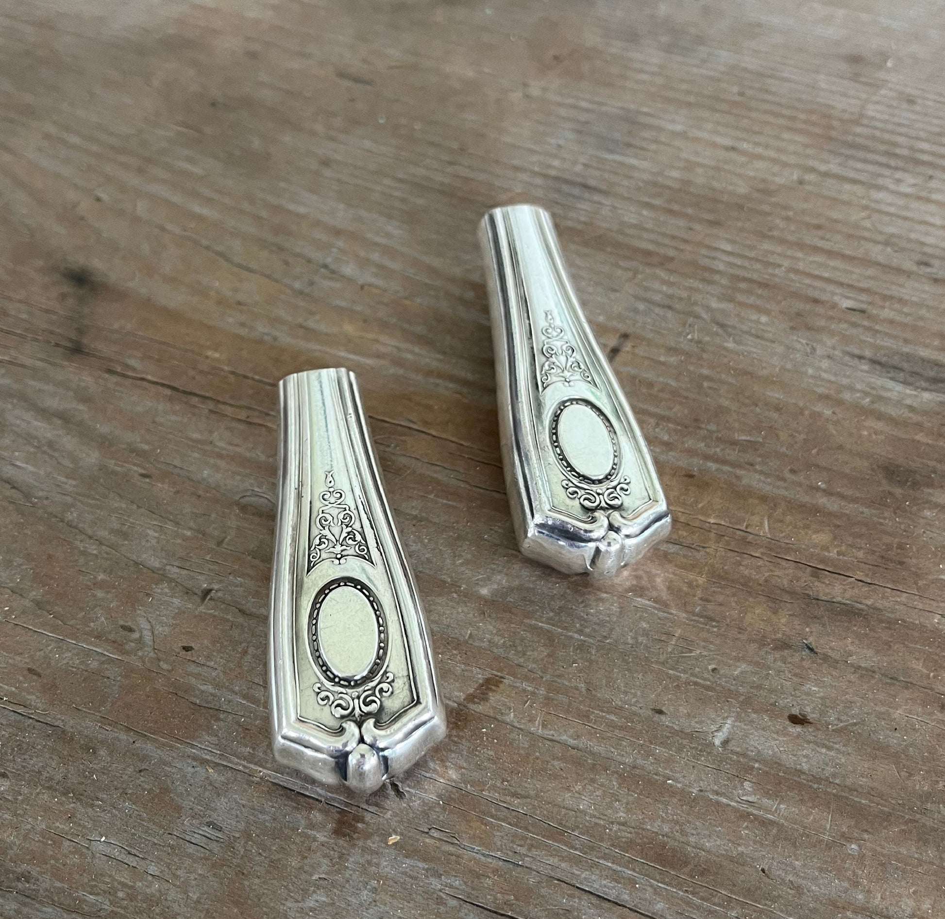 Detailed view of Handmade LOUIS XVI knife vase or boutonniere holder - 