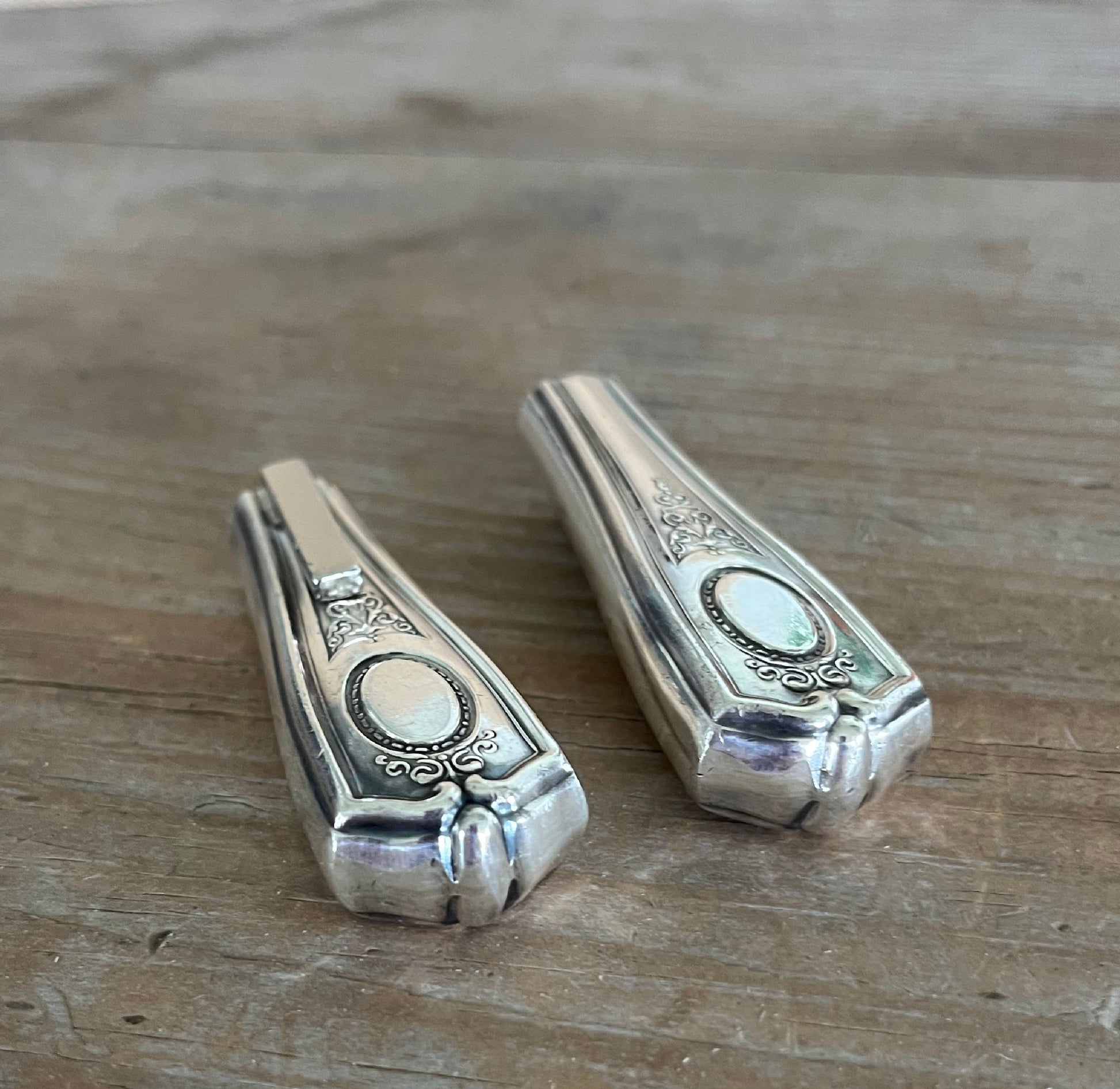 LOUIS XVI knife vase or boutonniere holder displaying magnetic back and front