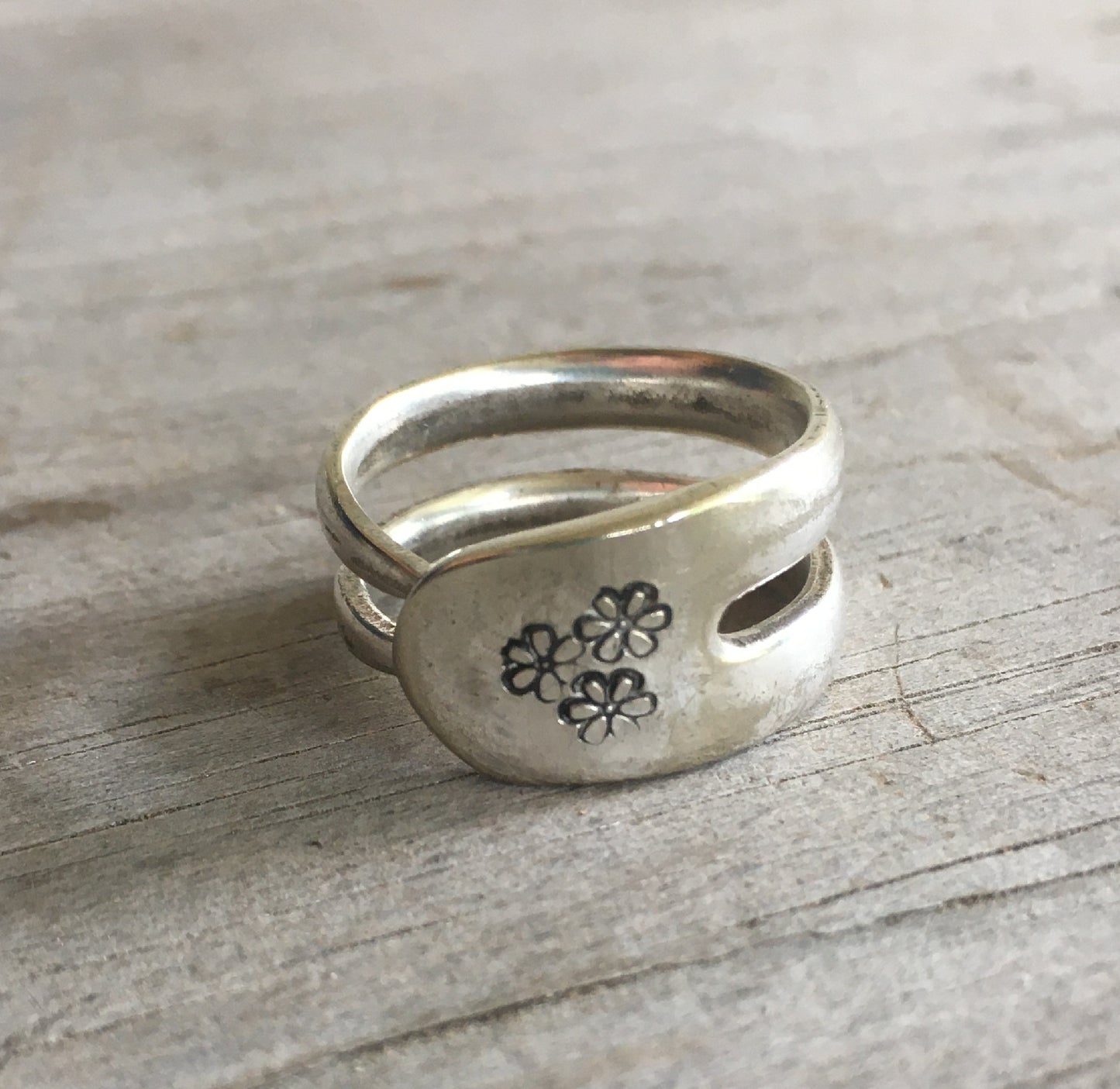 Double fork tine ring with flowers