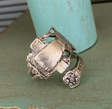 Detailed view of feet, grass and buckets on spoon ring from Spoon Made in Holland