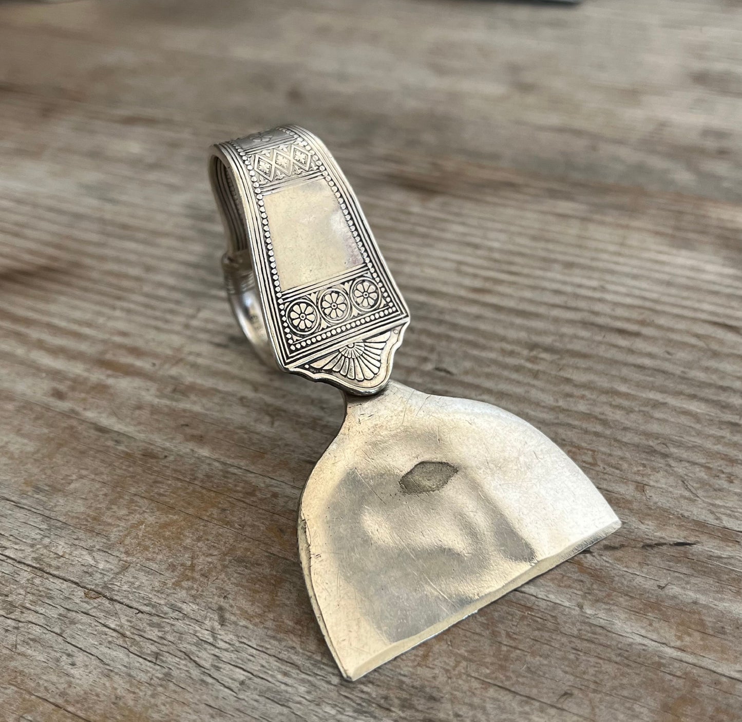 Ergonomic Spoon Cheese Knife - LAUREL - #5395