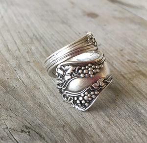 Coil wrap spoon ring with grapes motif size 8