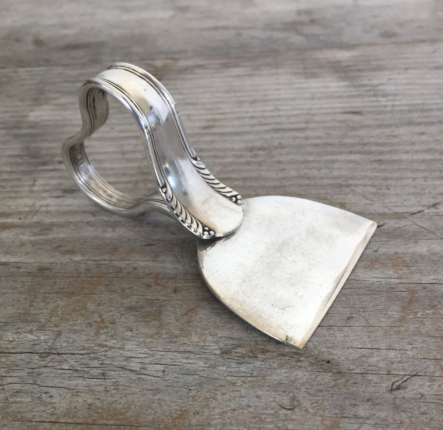 Ergonomic cheese knife