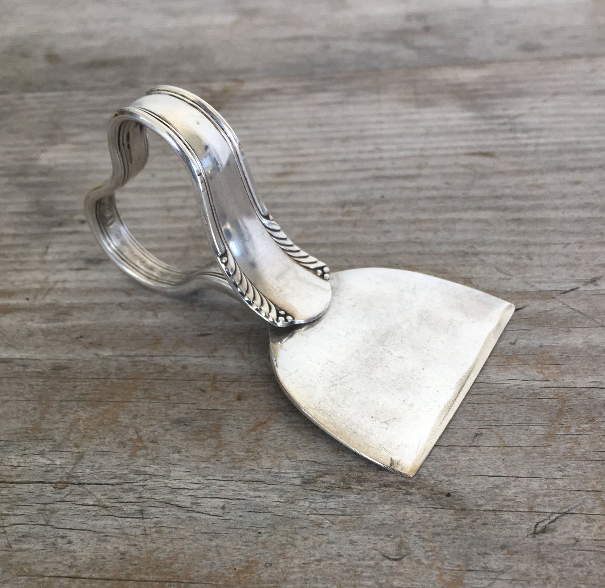 Ergonomic cheese knife